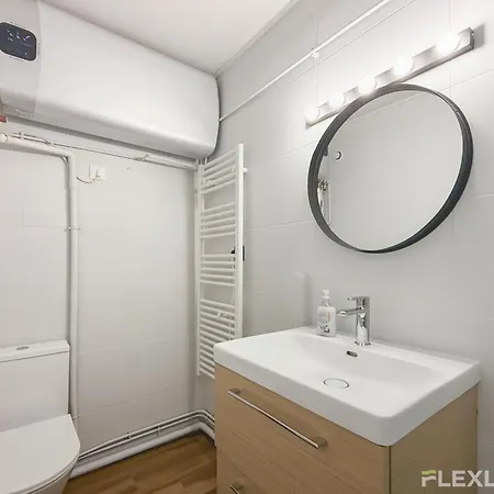 Charming 16m In 20 With Shared Terrace דירה *